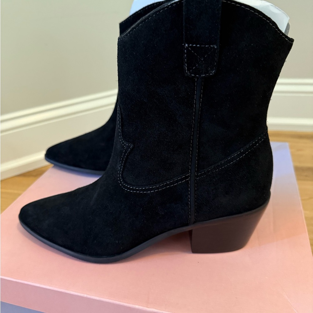 Lisa Vicky Sway-V Suede Ankle Boots